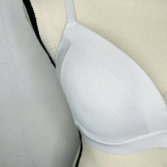 IZOD Women’s Padded Adjustable Strap White Bra Size 38C Ribbed Fabric - Picture 2 of 7
